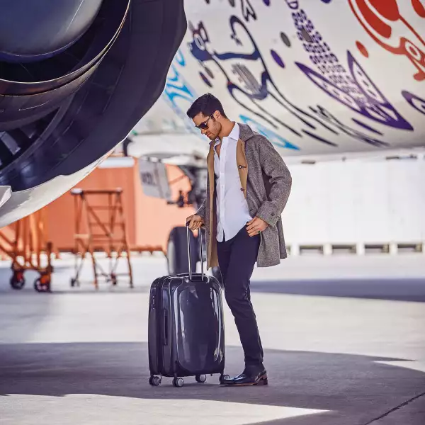 Influencers Con Maleta En Mano