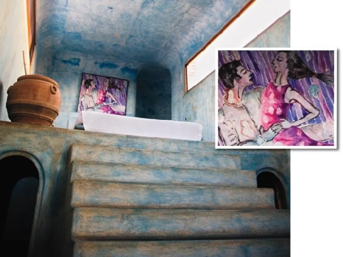 En las recamanras que están a un lado de la biblioteca, sólo hay una cama en medio de dos pequeñas ventanas. Resalta una pintura de unos amantes que evocan a la seducción.