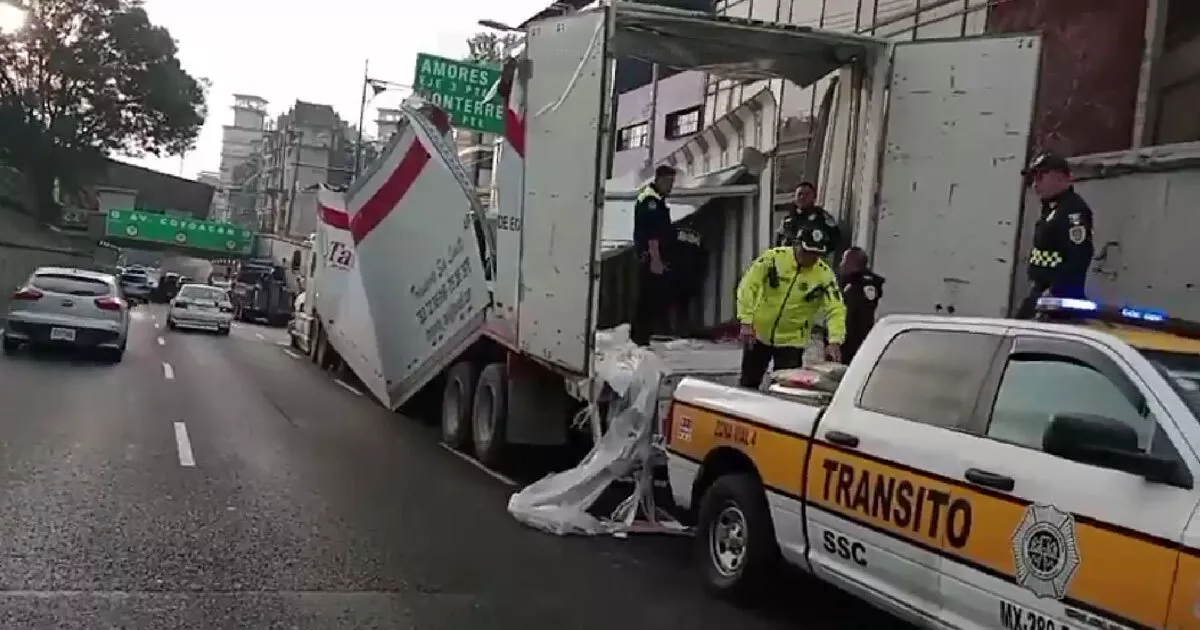 trailer-atorado-en-viaducto.jpg