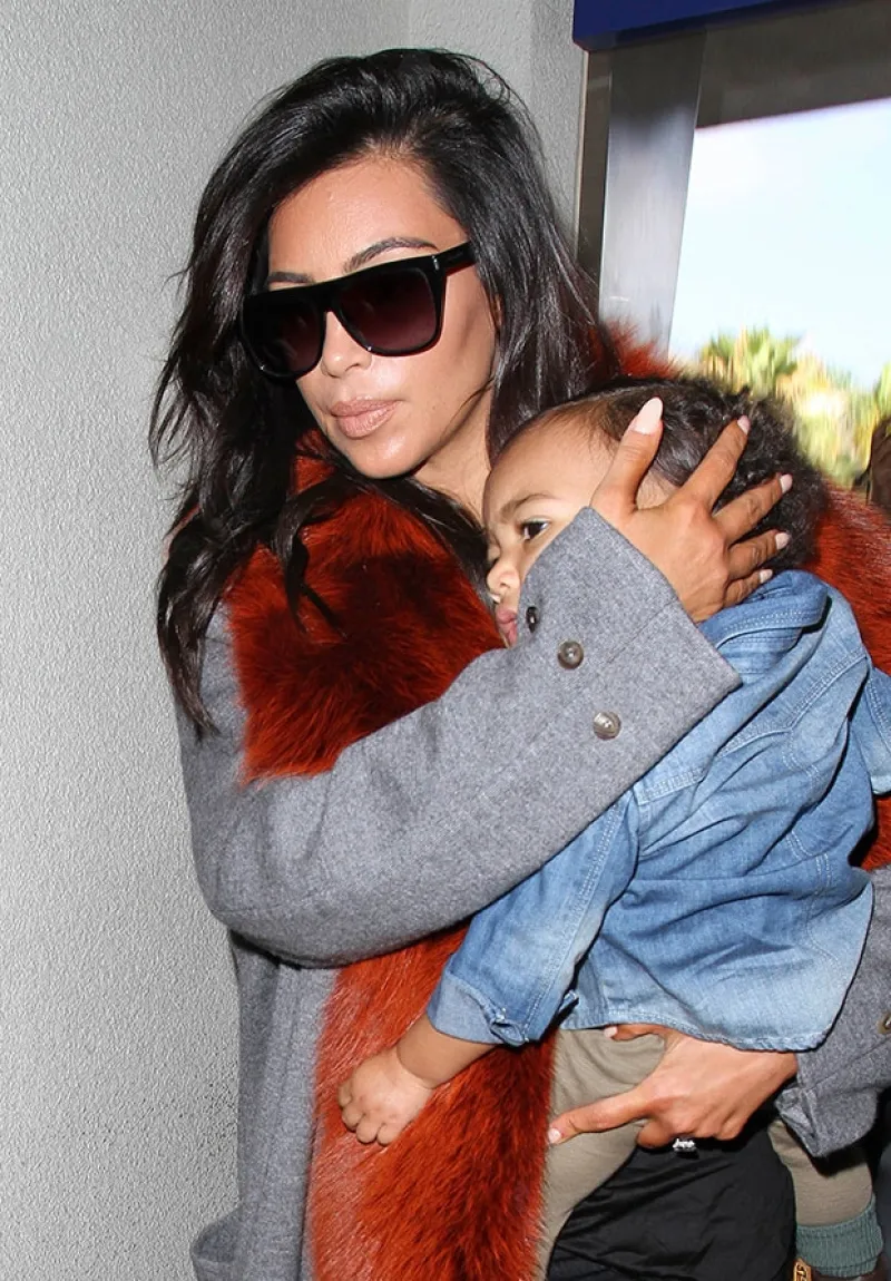 Kim Kardashian y su hija fueron captadas a su llegada al aeropuerto de Los Ángeles, donde ya las esperaban decenas de fotógrafos.