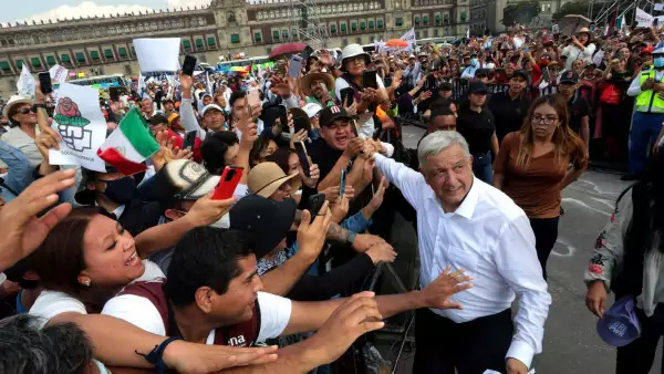 Andrés Manuel López Obrador, presidente de México, encabezó la Marcha: 4 Años de Transformación, del Ángel de la Independencia al Zócalo y dirige Mensaje: 4 Años de Transformación, en el Zócalo de la capital.