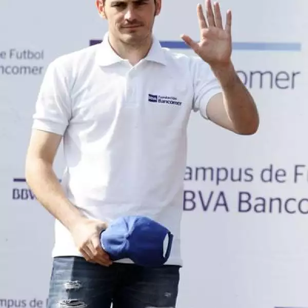 Iker Casillas firma el escudo UNAM
