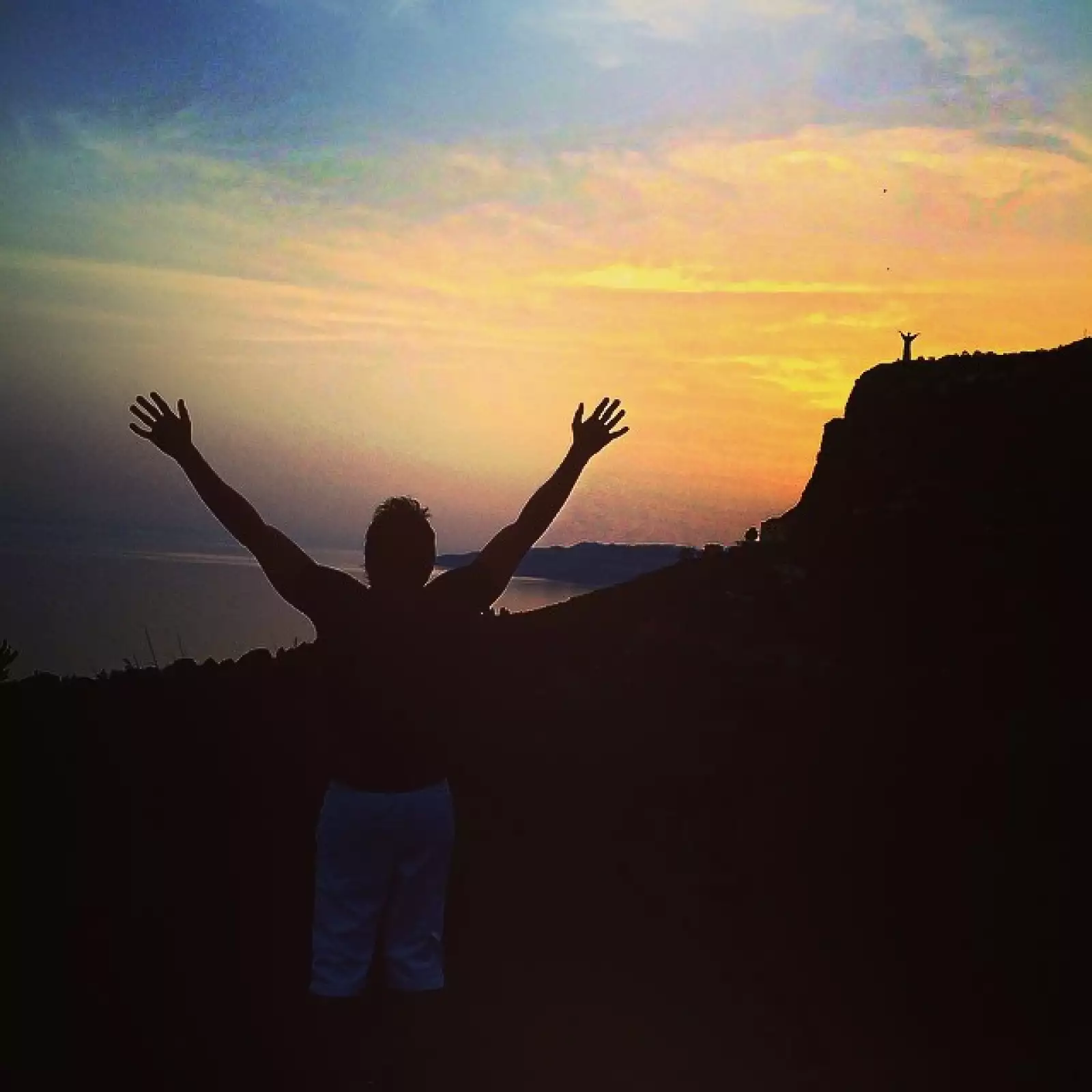 Con mucha emoción, el galán tapatío presume su atardecer italiano.