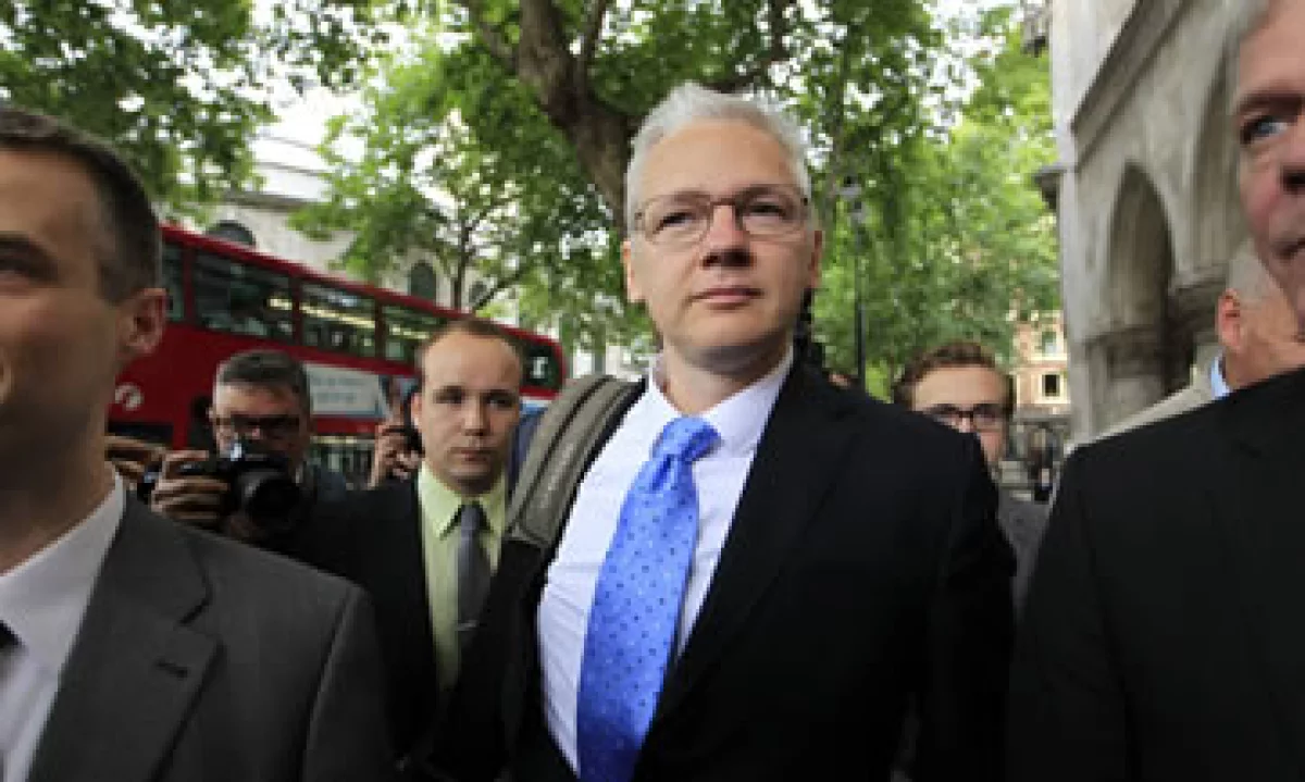 Julian Assange llegó este martes a la Corte Superior de Londres, para una audiencia después de que recurriera su extradición a Suecia. (Foto: AP)