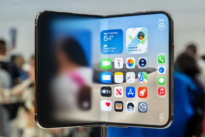 El nuevo plegable de Apple, el iPhone Duo, exhibido durante un evento de la compañía en el teatro Steve Jobs en Cupertino, California.