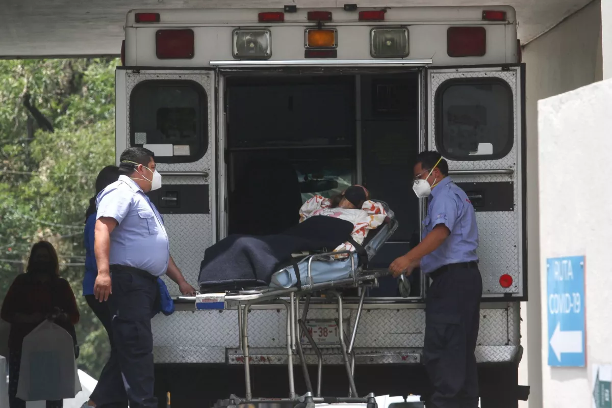 Paramédicos trasladan a una mujer del área de urgencias COVID-19