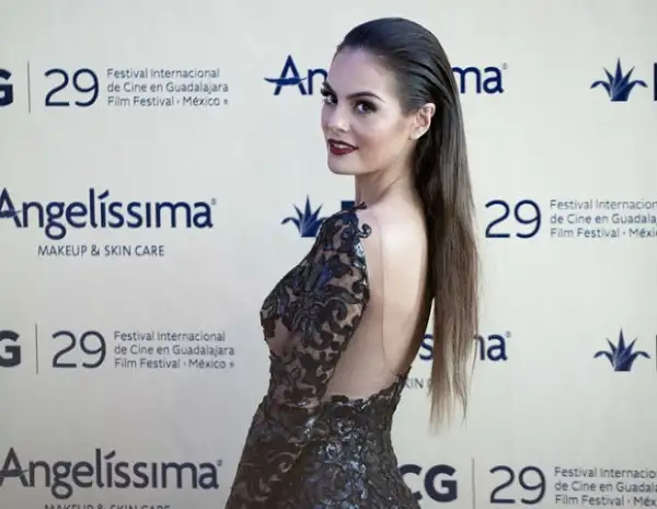 Ximena Navarrete lució su belleza en la alfombra roja.