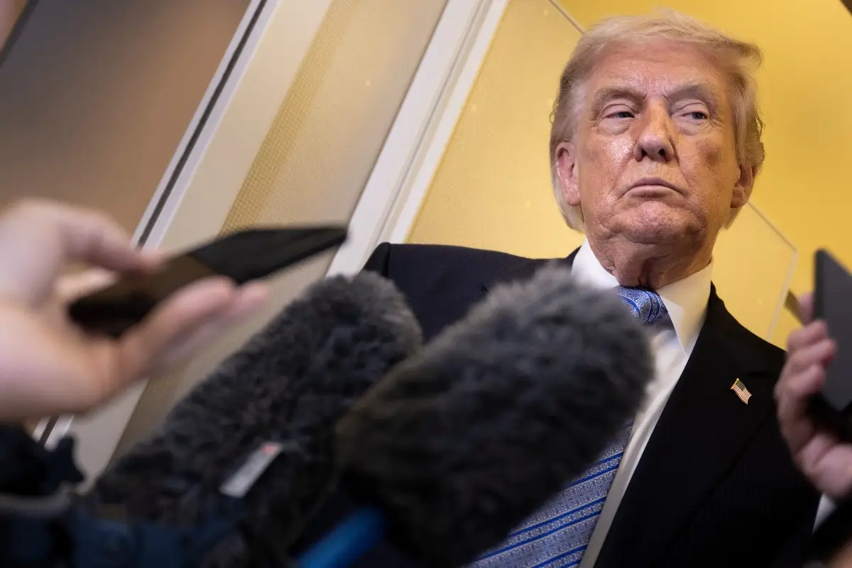 El presidente de los Estados Unidos, Donald Trump, habla con los periodistas a bordo del Air Force One después de su salida del Aeropuerto de la Capital de Pekín el 15 de mayo de 2026, en su camino de regreso a los Estados Unidos.