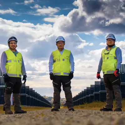 Equipo técnico en una planta solar de Enel México