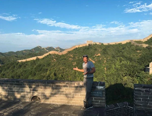 Uno de los lugares turísticos que visitó fue la Gran Muralla China.