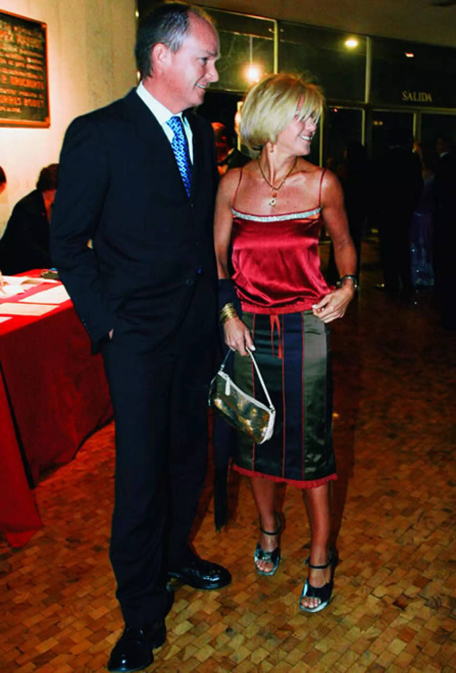 No se olvida que una de las reglas de la moda es combinar máximo cuatro colores, como lo hizo con su atuendo en vino, azul marino, verde y blanco.