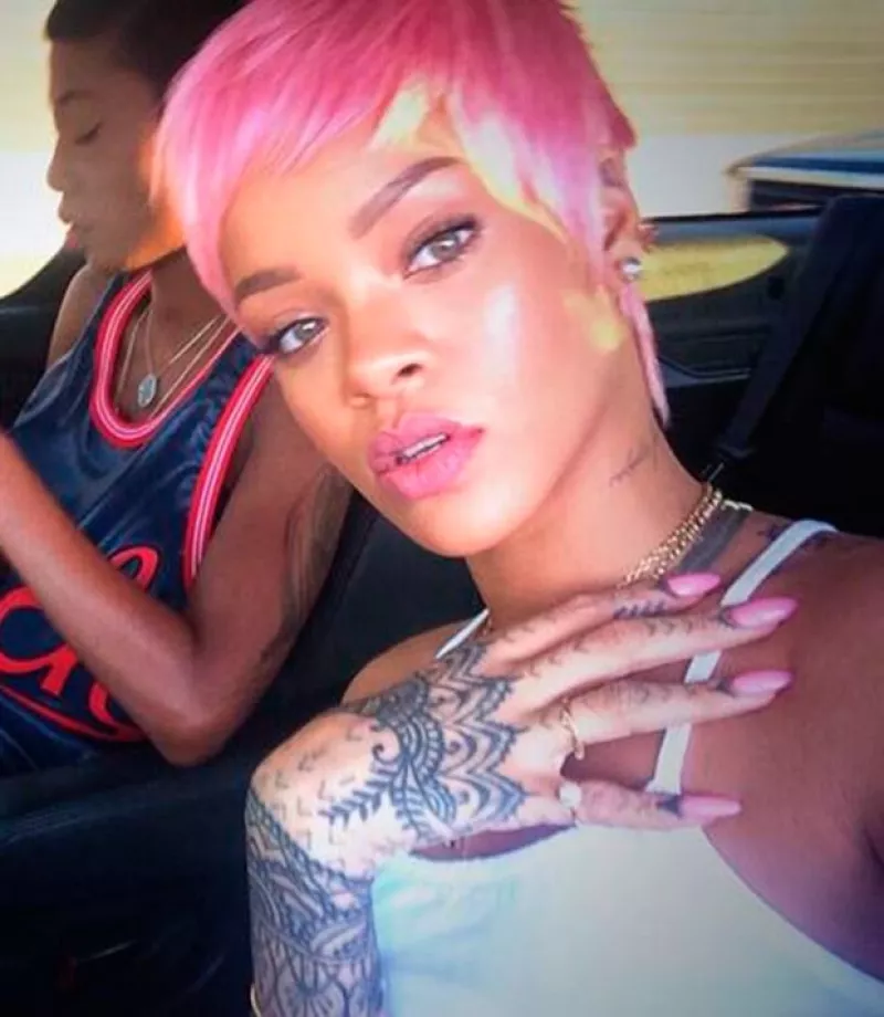 Aunque sólo por una noche, la cantante dijo adiós a su melena oscura para lucir un drástico cambio de look con una peluca pixie cut en color rosa.