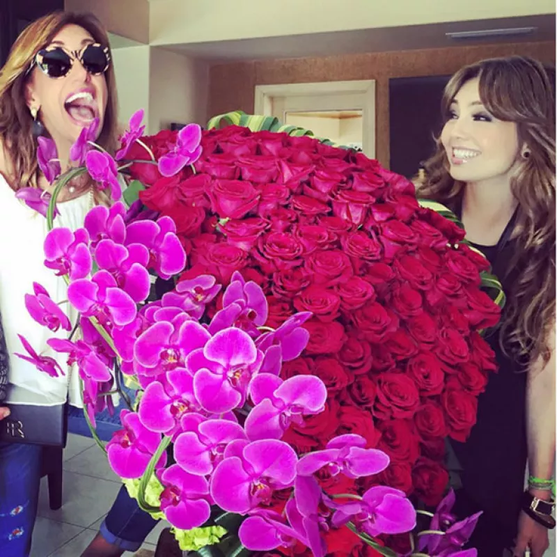 La cantante dejó Nueva York y viajó a Miami para estar en el cumpleaños 49 de su mejor amiga, quien se llevó una gran sorpresa cuando llegó a su casa y hasta salió en bata de baño a recibirla.