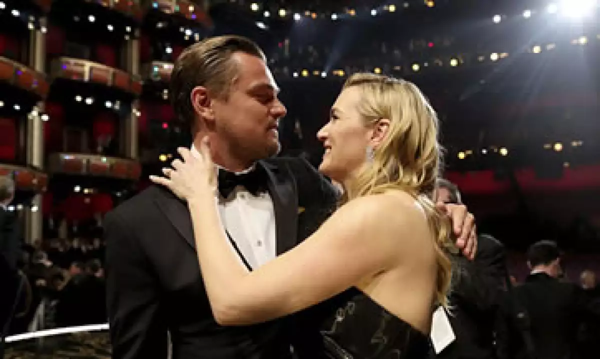 Leonardo DiCaprio es felicitado por Kate Winslet, su compañera en Titanic en 1997. (Foto: Getty Images/Archivo)