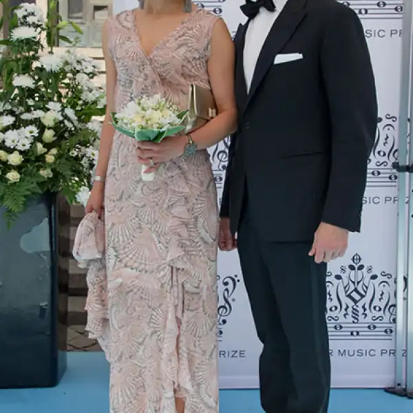La princesa heredera atendió los Polar Music Prize en Estocolmo. Llevó un vestido de estampado de abanicos de House of Dagmar con unos aretes de Oscar de la Renta. Para darle el toque perfecto, llevó una clutch de Anya Hindmarch y tacones de Saint Laurent.