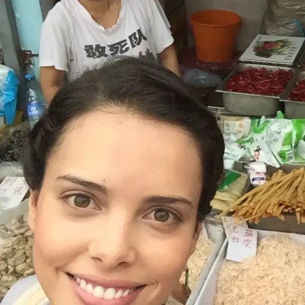 Vanesa Restrepo desde un mercadillo local.