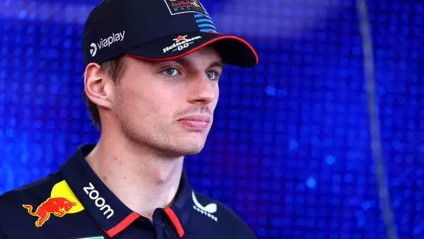 Max Verstappen evita problemas internos de Red Bull