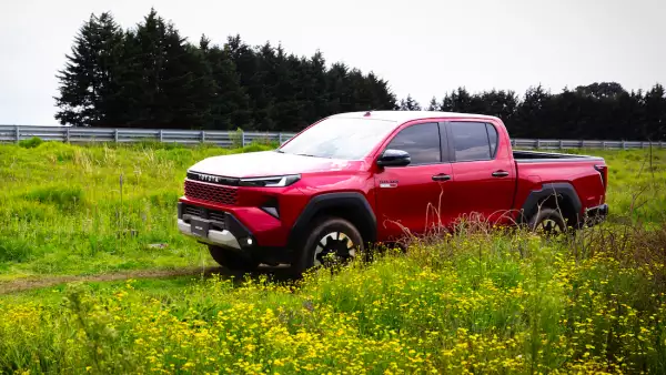 Imagen de la nueva Toyota Hilux 2027 estrena un diseño exterior más moderno, con una parrilla de mayor presencia y nuevos faros LED que refuerzan su carácter imponente.
