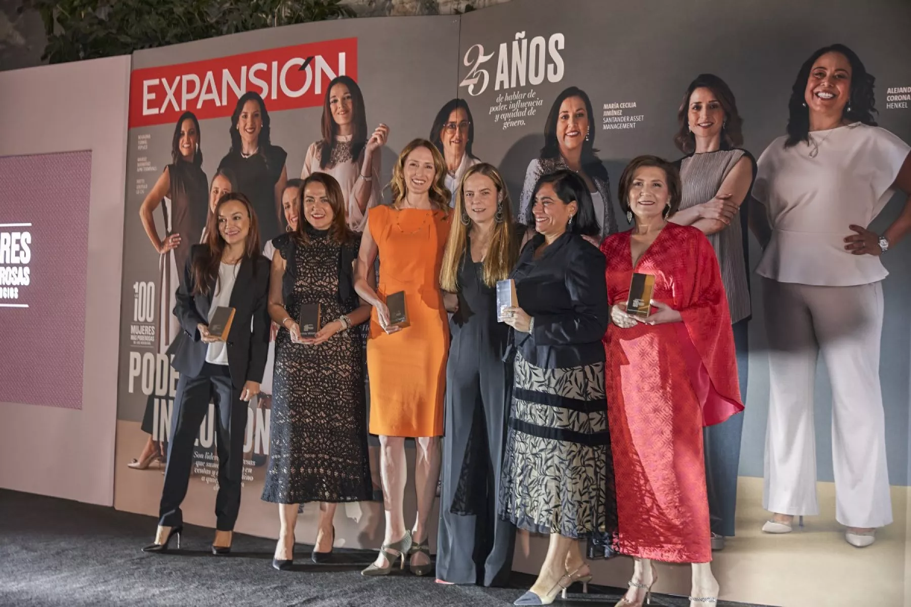 Arriba del escenario, durante la premiación del ranking de Las 100 Mujeres más Poderosas de los Negocios 2024, seis mujeres reconocidas esa noche.