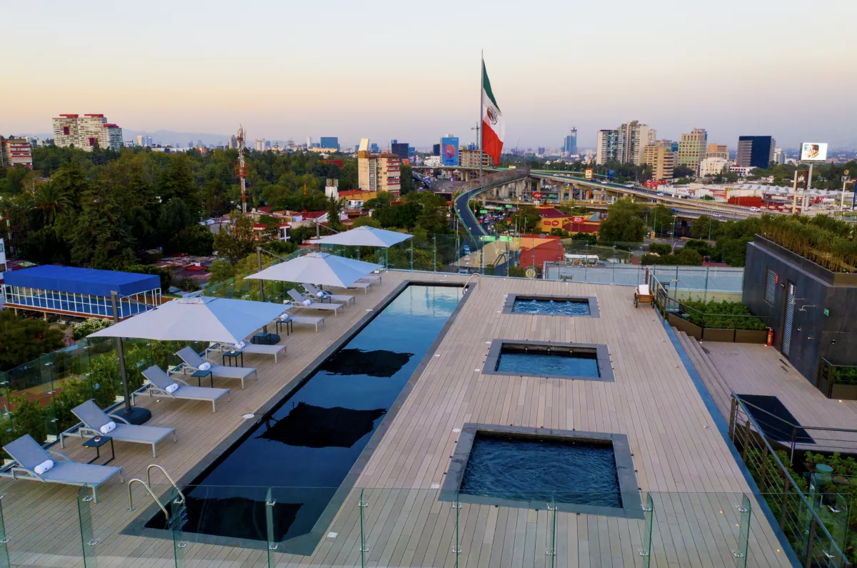 Vista de la alberca del Hotel Galería Plaza en San Jerónimo