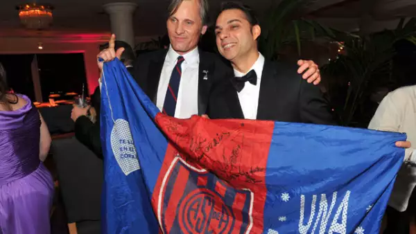 Tanto el actor Viggo Mortesen como el escritor Peyman Moadi disfrutaron de la fiesta que ofreció Sony Pictures. Ambos mostraron un bandera donde tiene escrito `Una pasióm´
