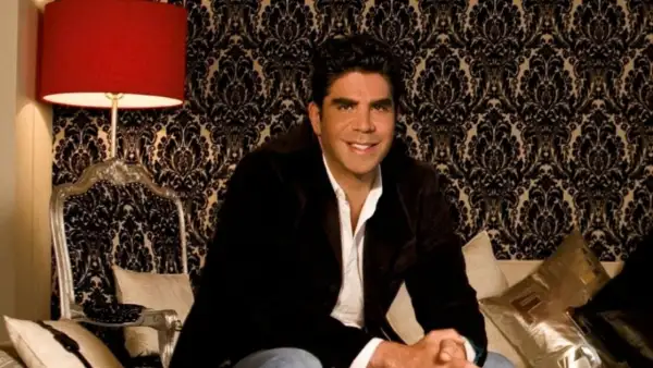 Jorge Kahwagi sentado en una sala con las manos cruzadas y sonriente. El empresario y exboxeador murió a los 58 años. 
