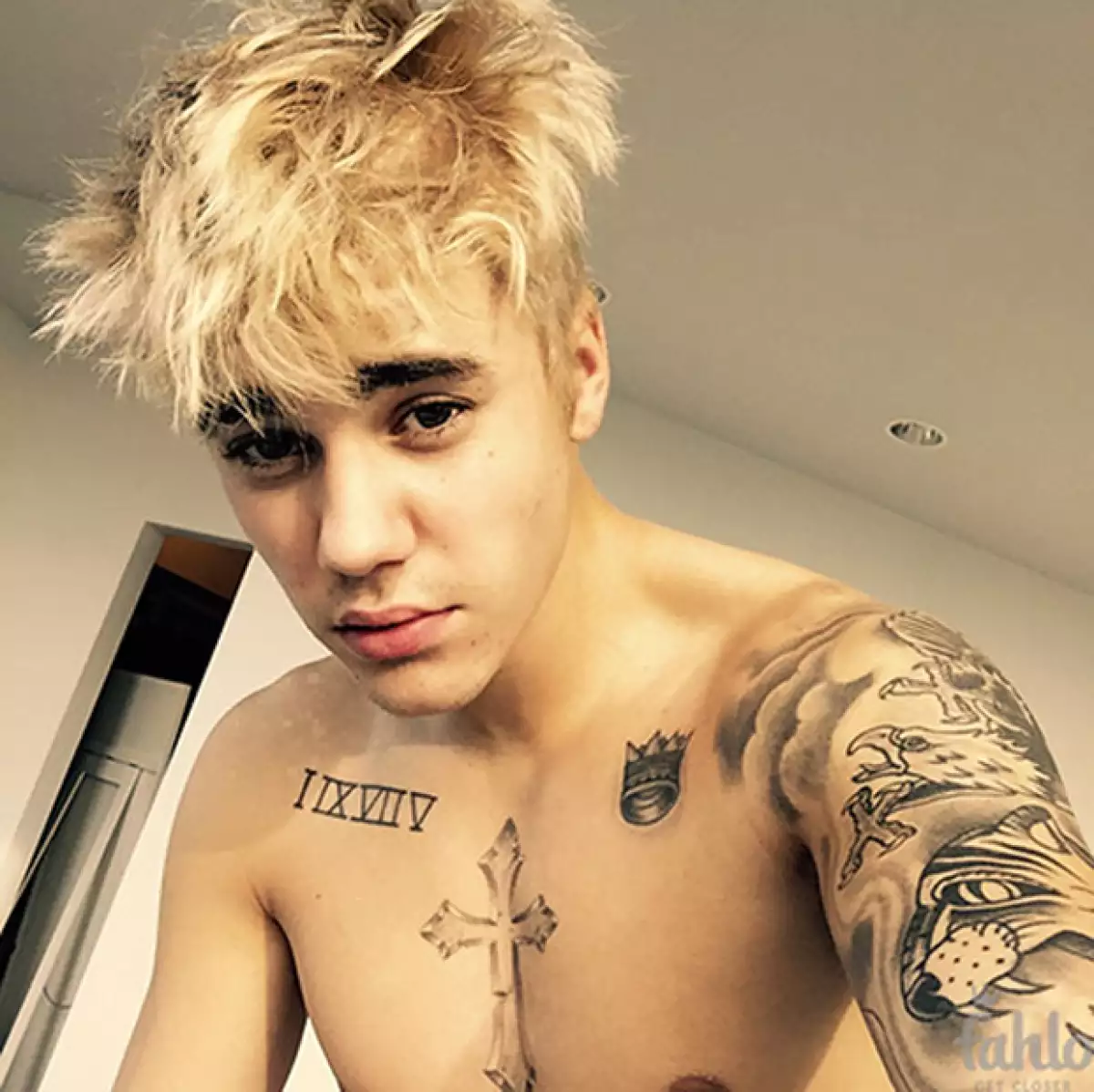 Ayer por la tarde, el canadiense de 20 años de edad atrajo a muchos de sus fans a su nueva red social "Fahlo" anunciando en ésta su cambio de look.