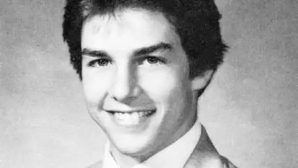 Tom Cruise y su cara de niño travieso durante sus años escolares.