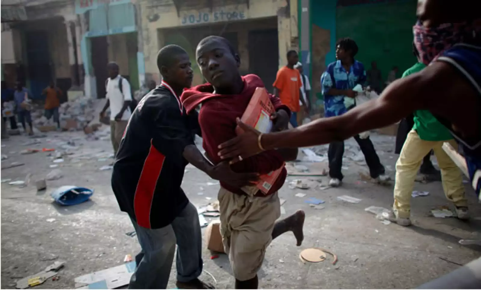 Los habitantes de Puerto Príncipe luchan entre sí por agua, comida o cualquier producto que puedan utilizar y que se halle entre los escombros. A cuatro días del sismo, la ayuda recibida es insuficiente.