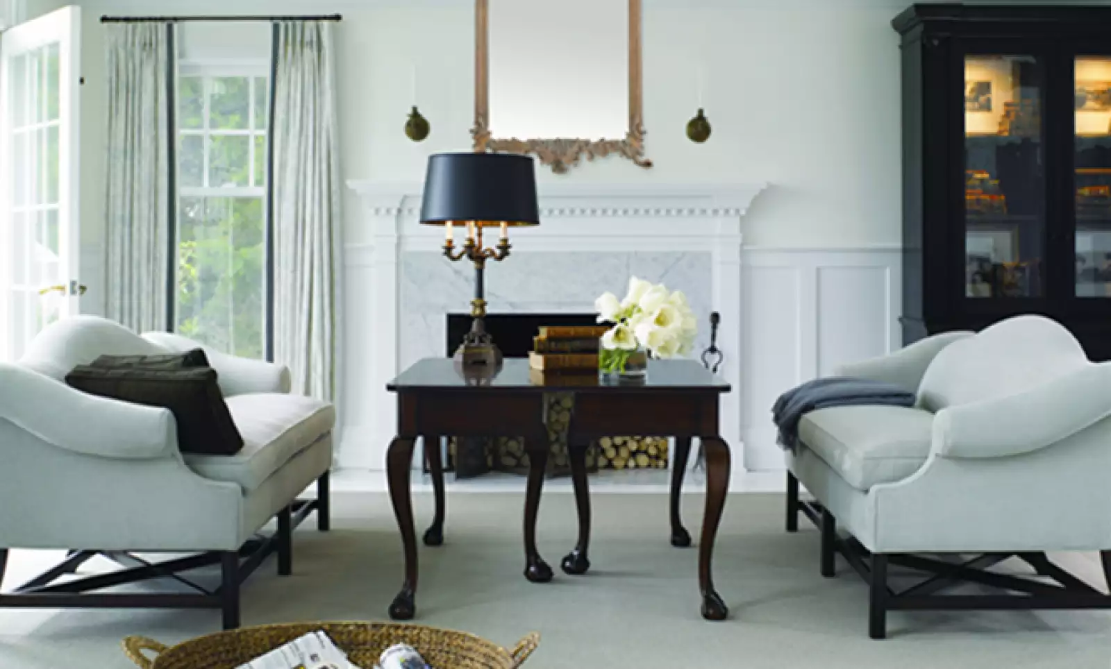 Por lo general, los libreros tienen tantas cosas que es casi imposible apreciar los accesorios. Dejar espacios vacíos entre grupos de objetos.