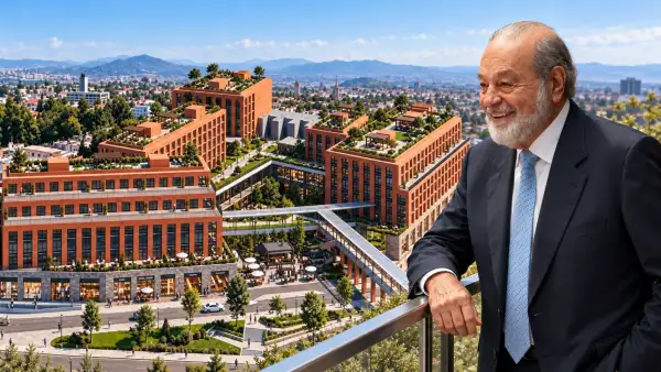 Carlos Slim aparece frente a un desarrollo inmobiliario con edificios, áreas verdes, comercios y espacios peatonales en Puebla.