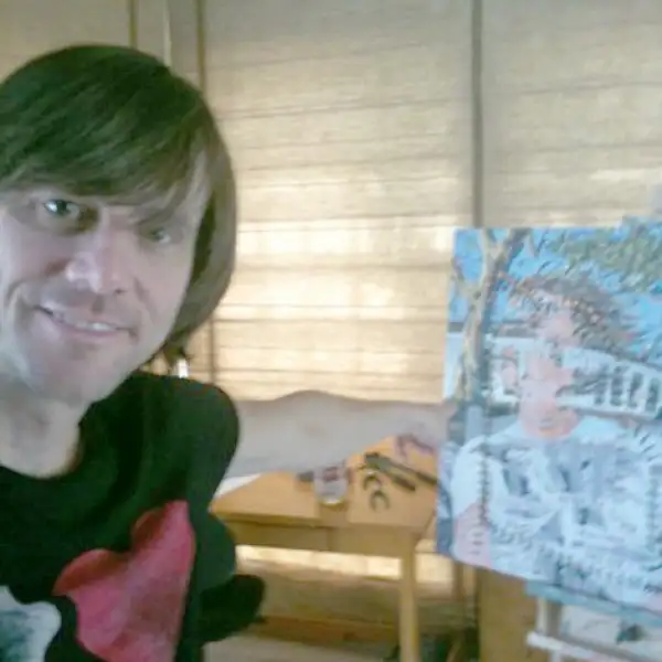 El simpático Jim Carrey escribió respecto a esta foto: “Autorretrato. Mis hojas reúnen gran cantidad de luz pero la mayor parte de mí todavía vive bajo tierra!”