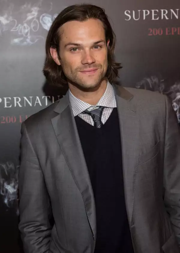 El actor fue el novio de la adolescencia de Rory, y ahora es un guapo -y alto- actor con pelo largo.