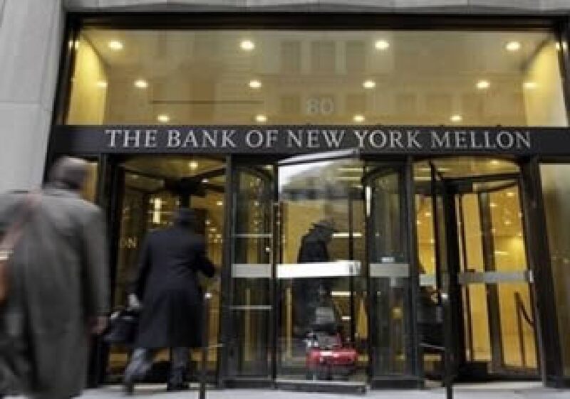 La entidad Bank of New York Mellon pagará dividendos trimestrales de 9 centavos por acción. (Foto: AP)