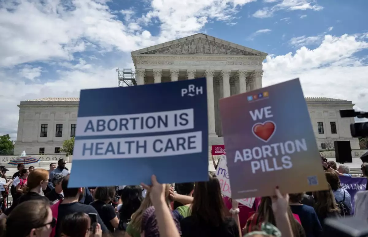 Los manifestantes se manifiestan en apoyo del derecho al aborto en la Corte Suprema de los Estados Unidos en Washington, DC, el 15 de abril de 2023.