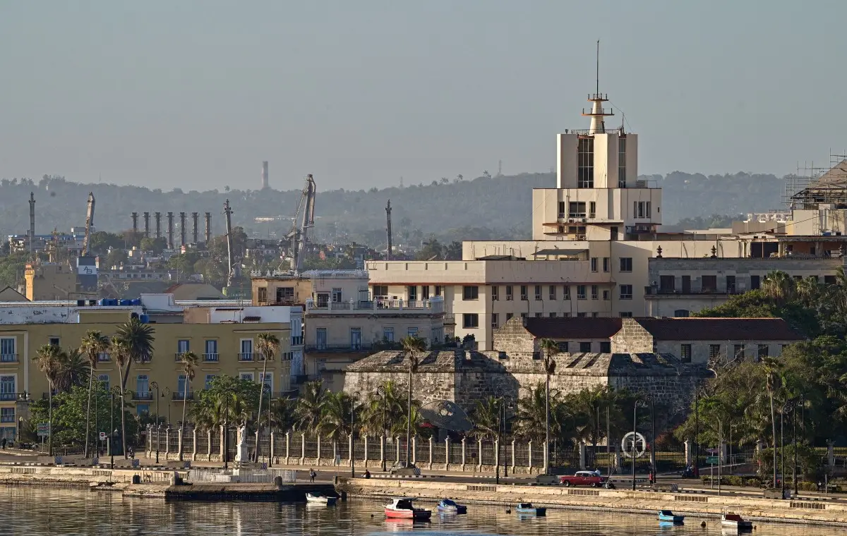 Vista del edificio GAESA, el principal conglomerado empresarial estatal en Cuba, estrechamente vinculado al edificio del sector militar, en La Habana, el 18 de mayo de 2026.
