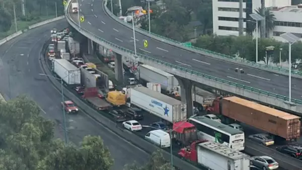 Tras bloqueo, el tráfico lento complica el paso en la México-Querétaro