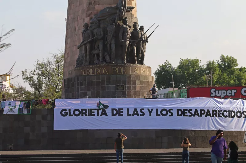 GUADALAJARA, JALISCO, 24MARZO2018.- Miles de personas entre estudiantes, maestros, familiares y amigos de la Universidad de Medios Audiovisuales, de la Universidad de Guadalajara y del ITESO, marcharon de la Glorieta de los Niños Héroes a la Fiscalía General del Estado, para exigir que aparezcan con vida Javier Salomón, Marcos Ávalos y Daniel Díaz estudiantes de cine del CAAV levantados por hombres armados el pasado lunes, así como por todos los desaparecidos de México.
FOTO: FERNANDO CARRANZA GARCIA / CUARTOSCURO.COM