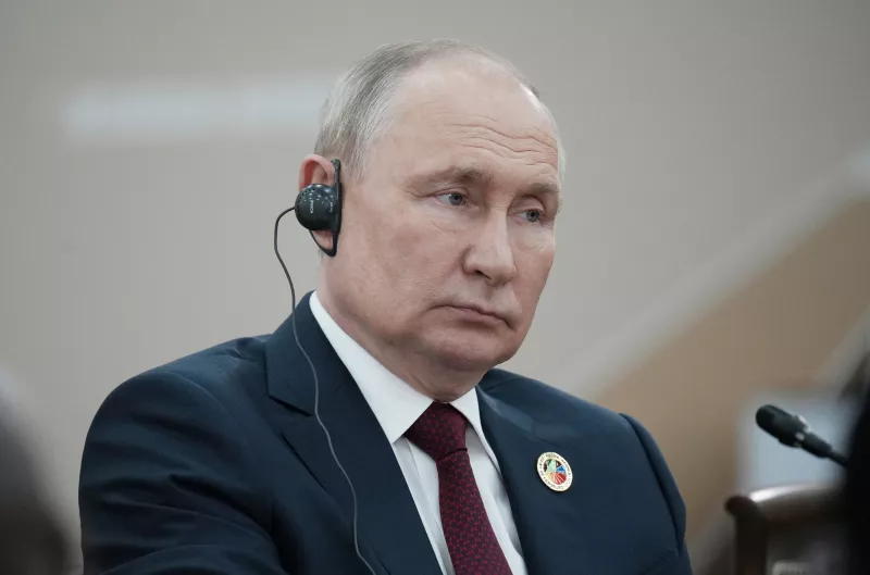 El presidente ruso, Vladimir Putin, asiste a la reunión con el presidente de Burundi, Evariste Ndayishimiye, al margen de la cumbre Rusia-África en San Petersburgo, Rusia, el 27 de julio de 2023. Sputnik/Alexei Danichev/Pool a través de REUTERS EDITORES DE ATENCIÓN - ESTA IMAGEN FUE PROPORCIONADA POR UN TERCERO.