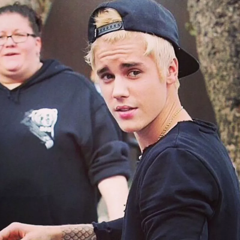 Tras presentarse en el show de Ellen Degeneres, el cantante sorprendió a todos al compartir un video en donde se nota nervioso pero sincero al disculparse por "haber fingido ser otra persona".