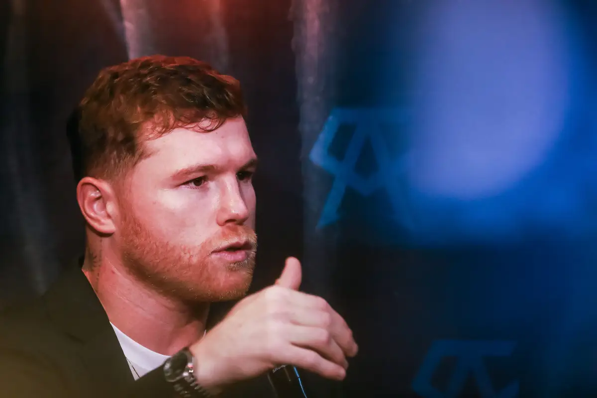 El Canelo se enojó con Messi, pues aparentemente el futbolista pisó una playera de México. 