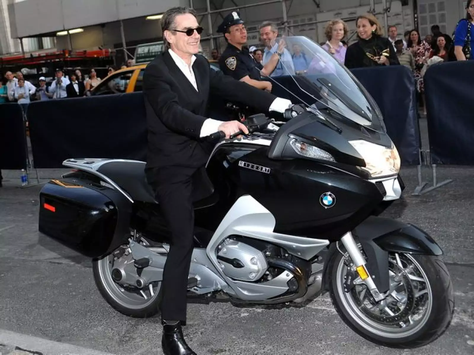 Jeremy Irons hizo su llegada triunfal en esta flamante moto.