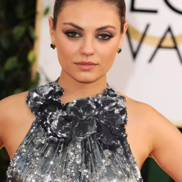 Mila Kunis es otra celebridad que es fanática del smokey eye. Para la mirada tan intensa que tiene, este estilo de maquillaje es el indicado.