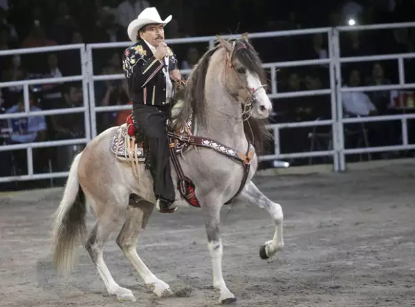 El sacerdote compartió que, al momento de fallecer, Joan Sebastian fue despedido con aplausos por sus amigos y familiares.