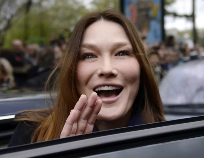 A pesar de que la primera dama de Francia cambió de look para tener una imagen más sencilla, su esposo Nicolás Sarkozy perdió las elecciones, pero la pregunta ahora es, ¿qué pasará con Carla Bruni?