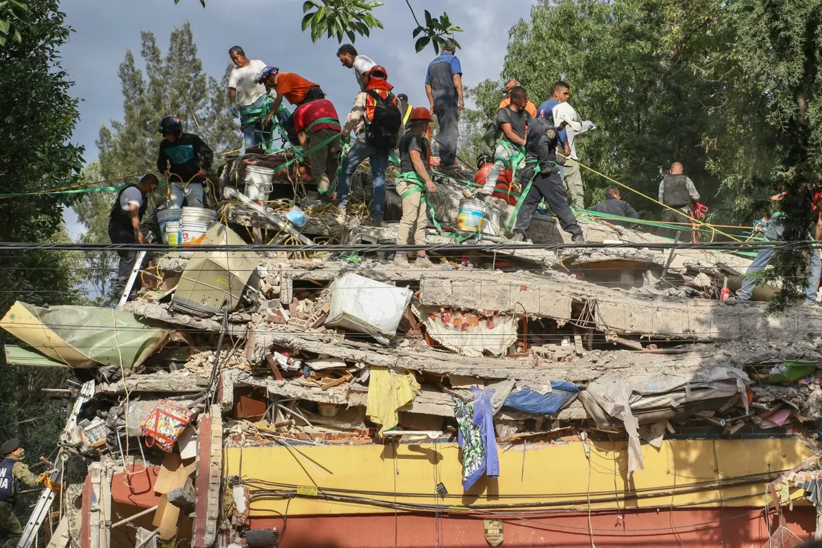 Decenas de personas entre cuerpos de rescate y sociedad en general ayudan en las labores de rescate entre los escombros de edificios que colapsaron tras el fuerte sismo de 7.1 grados en escala de richter que se registró esta tarde en la Ciudad de México. En la imagen, una edificio ubicado en Tlalpan Frente a la estacion Ciudad Jardin.