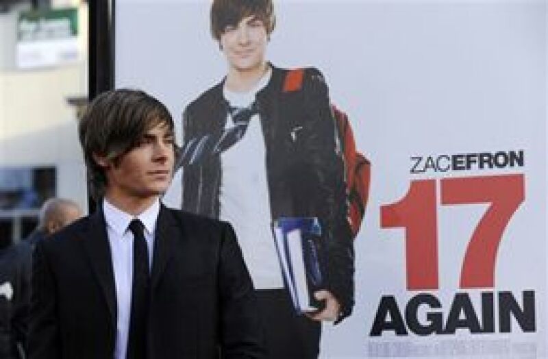 La comedia "17 Again" que protagoniza el joven actor debutó como la película más exitosa del fin de semana en las salas de cine de Estados Unidos y Canadá con 24,1 mdd recaudados en taquilla.