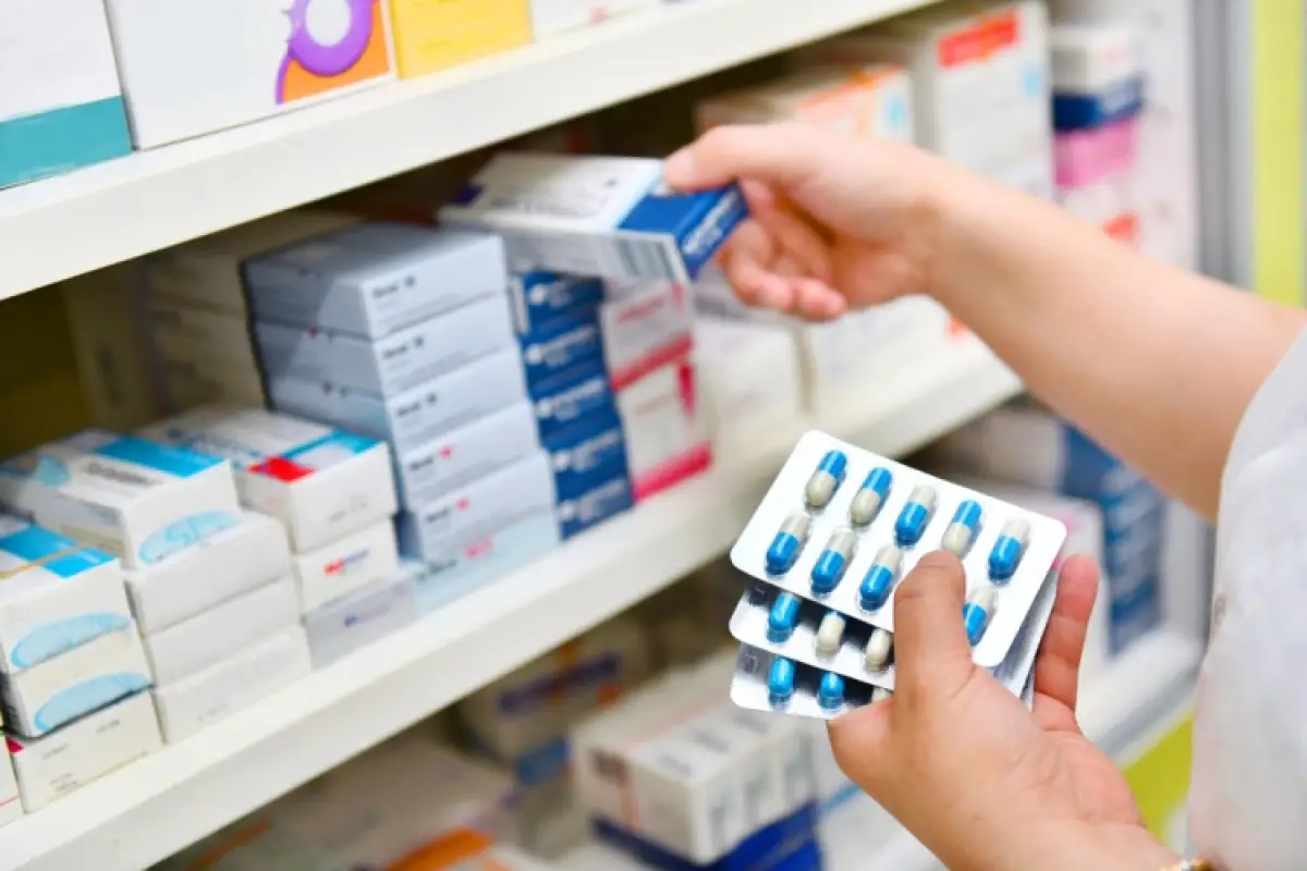 pesonal de farmacia sosteniendo medicamentos 
