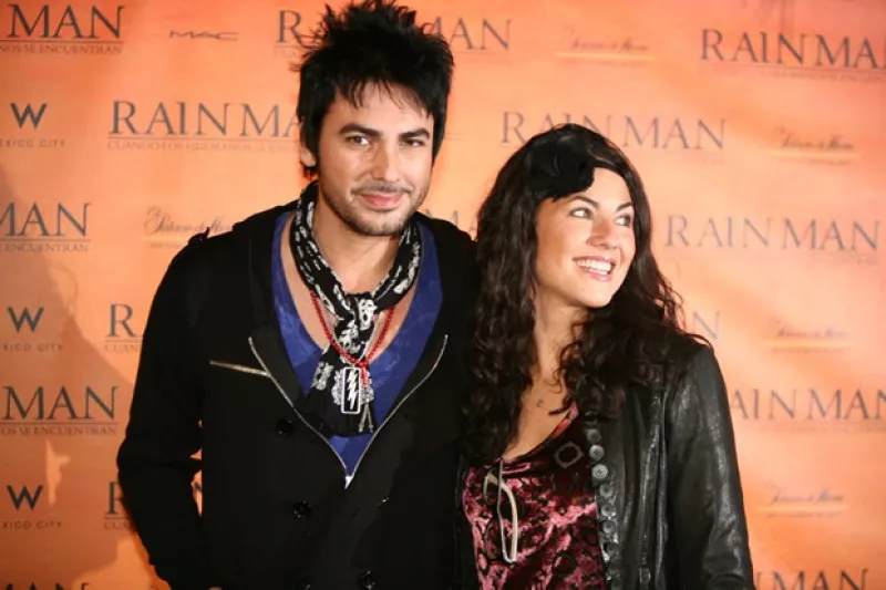 La actriz y el cantante fueron algunos de los invitados a la primera representación de la obra de teatro protagonizada por Poncho Herrera y Plutarco Haza.