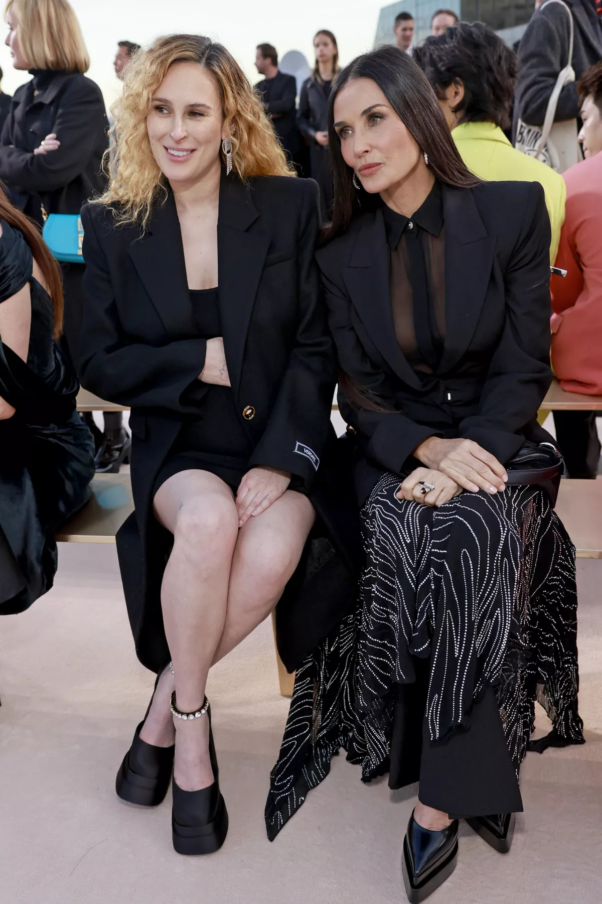 Rumer Willis y Demi Moore entre las celebs invitadas al desfile de Versace.